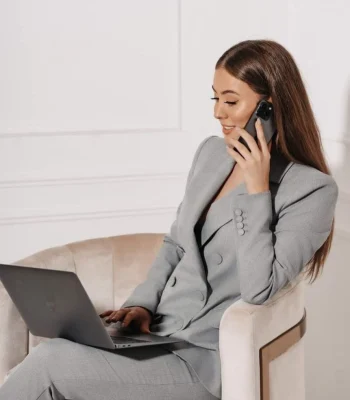 biznesowa sesja dziewczyny pracujacej na telefonie i laptopie biznesowa sesja dziewczyny pracujacej na telefonie i laptopie