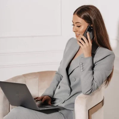 biznesowa sesja dziewczyny pracujacej na telefonie i laptopie