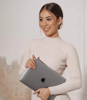 biznesowa sesja dziewczyny z laptopem