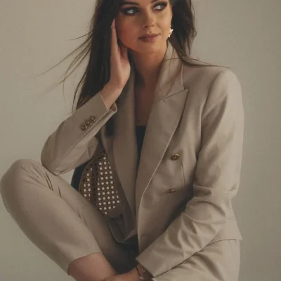 elegancka biznesowa sesja kobiety ubranej na beżowo