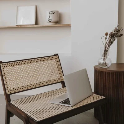 elegancki laptop w biurze w stylu japandi