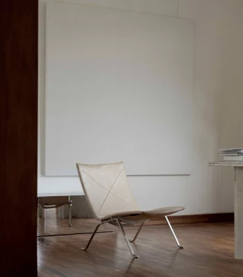 eleganckie minimalistyczne krzesło w beżowym wnętrzu