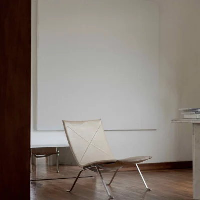 eleganckie minimalistyczne krzesło w beżowym wnętrzu