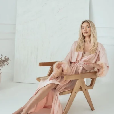 kobieca sesja zdjeciowa blondynki w studio fotograficznym