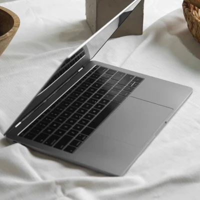 laptop w jasnym wnetrzu