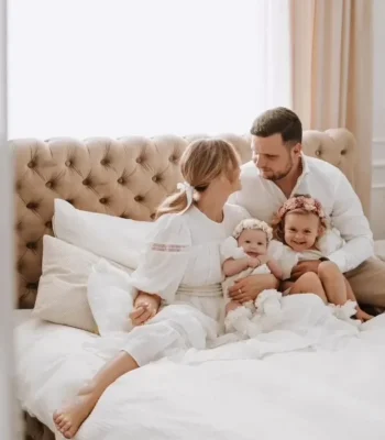 rodzinna sesja zdjeciowa pary z dwojka dzieci w bezowym minimalistycznym wnetrzu