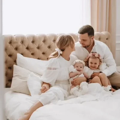 rodzinna sesja zdjeciowa pary z dwojka dzieci w bezowym minimalistycznym wnetrzu