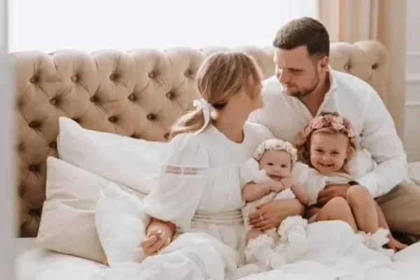 rodzinna sesja zdjeciowa pary z dwojka dzieci w bezowym minimalistycznym wnetrzu