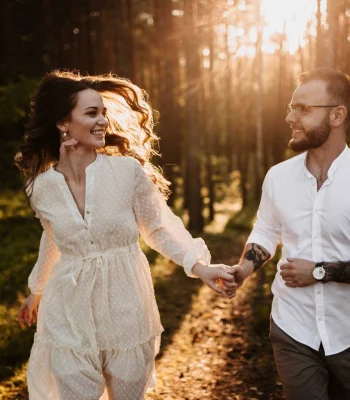 romantyczna sesja zdjeciowa pary w lesie