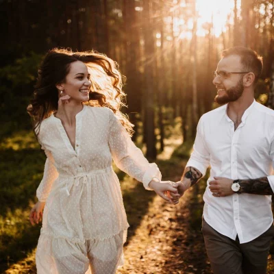 romantyczna sesja zdjeciowa pary w lesie