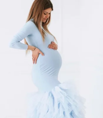 sesja brzuszkowa kobiety w niebieskiej eleganckiej sukni sesja brzuszkowa kobiety w niebieskiej eleganckiej sukni