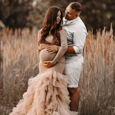 sesja brzuszkowa w pięknej beżowej sukni w polu wśród trawy pampasowej