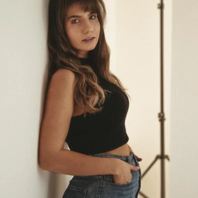 sesja kobieca dziewczyny pozujacej w czarnym topie