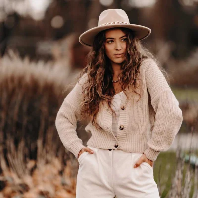 sesja zdjeciowa kobieta w bezowych ubraniach