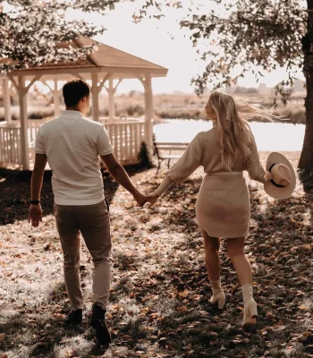 sesja zdjęciowa w plenerze romantyczna dla pary